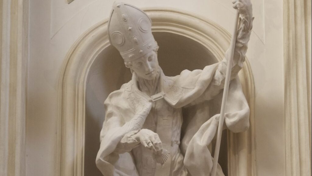 San Emigdio bautiza a Polisia, en el Duomo de Foligno, obra del escultor Cody Swanson. (Wikipedia)