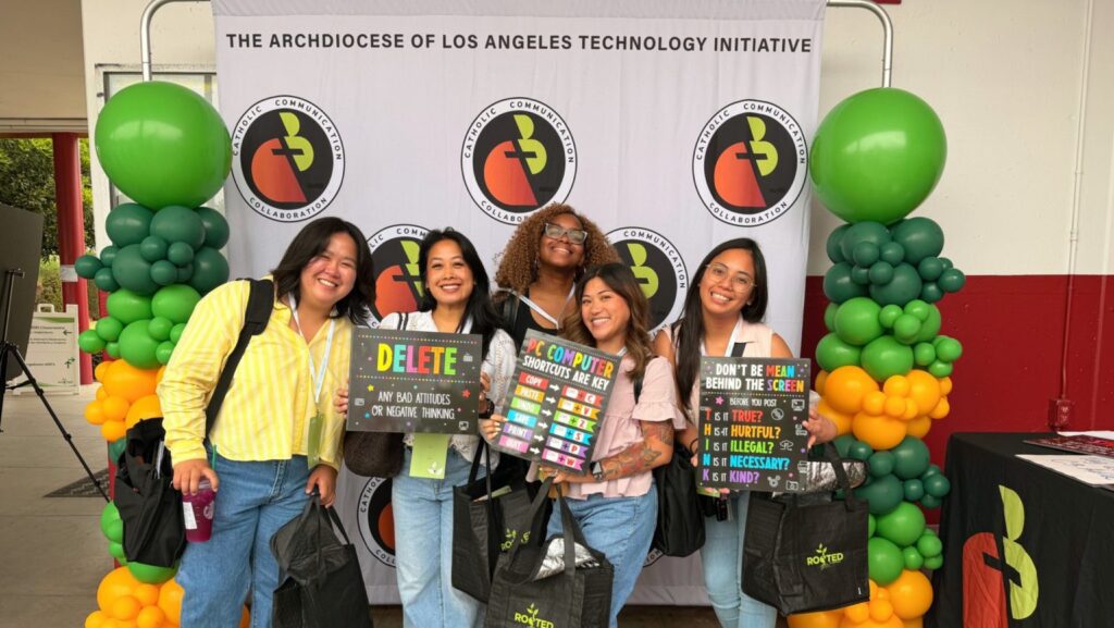 Participantes posan durante la Conferencia C3 de la Arquidiócesis de Los Ángeles, un evento anual que busca ayudar a educadores y líderes pastorales a afrontar los desafíos y las oportunidades que plantea el uso de la tecnología. (Adrianne Lerma-Corcoran)