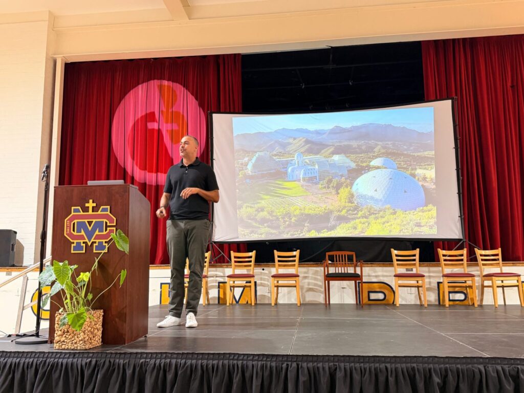 El conferencista principal fue Eric Cross, profesor de séptimo grado en Albert Einstein Academies, en San Diego, y profesor adjunto de la Universidad de San Diego. (Adrianne Lerma-Corcoran)