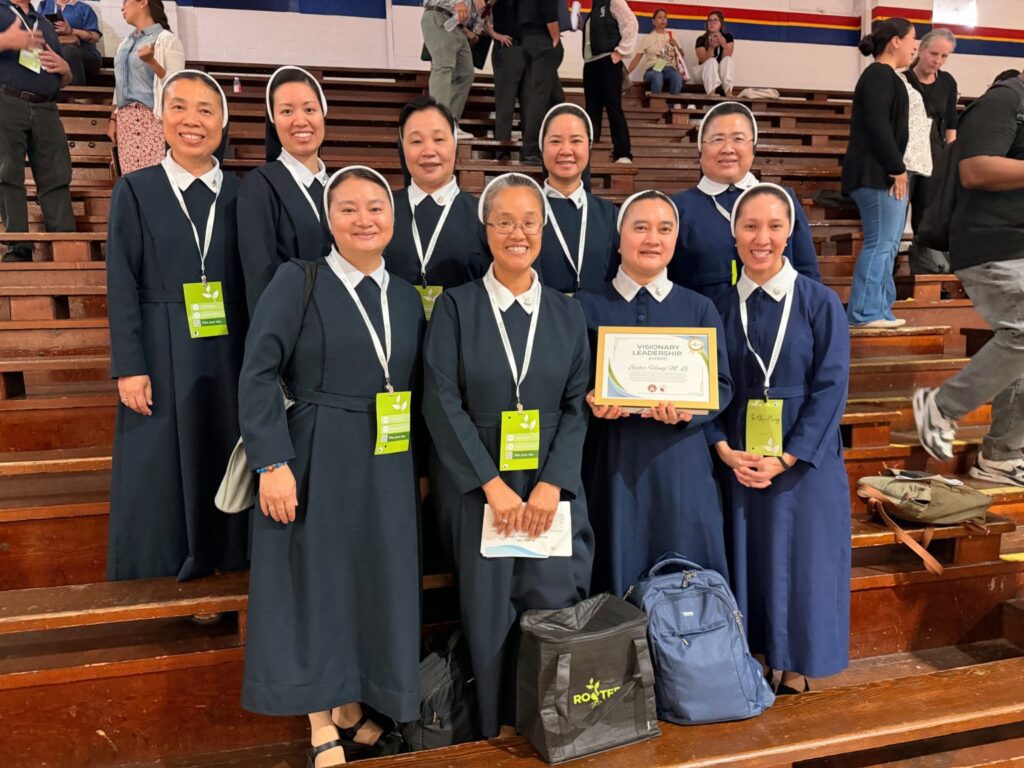 La hermana Minh Hang Le, tercera desde la derecha, posa junto a otras integrantes de su comunidad de las Hermanas Amantes de la Santa Cruz de Los Ángeles, tras recibir este año el Premio al Liderazgo Visionario durante la Conferencia C3. (Adrianne Lerma-Corcoran)