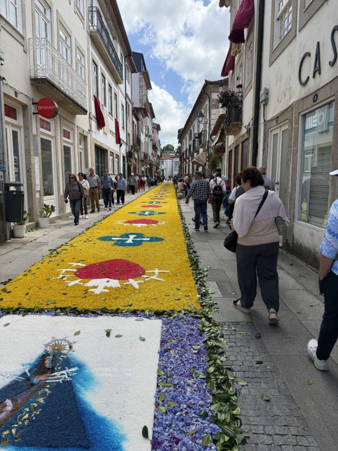 Celebrating_Feast_of_Corpus_Christi-675x900 | Angelus en Español Alfombras florales elaboradas con motivo de la solemnidad del Corpus Christi adornan las calles de Ponte de Lima, Portugal, una de las paradas de la autora durante su peregrinación. (Heidi Johnson)