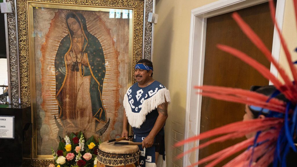 Danzantes aztecas se presentan ante la imagen peregrina de Nuestra Señora de Guadalupe en la parroquia San Marcelino, en Commerce, durante el inicio del recorrido anual por la Arquidiócesis de Los Ángeles. (Poncho Romero)
