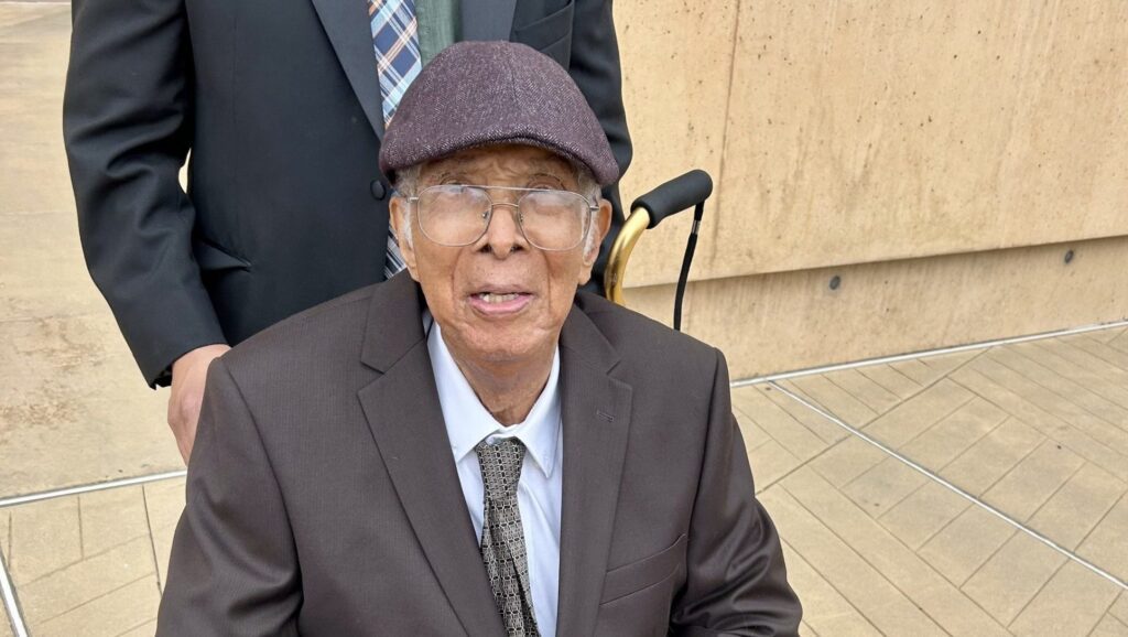 Conocido por su carácter extrovertido, su trato sencillo y cercano y su brillante intelecto, Hosea Alexander perteneció al primer grupo de diáconos permanentes ordenados en 1975. (Tom Hoffarth)
