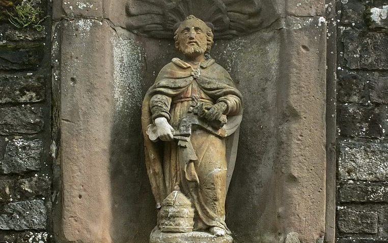 Santuario de camino dedicado a "San Pedro", en el acceso a la iglesia de San Pedro y San Pablo, en Echternach, Luxemburgo.