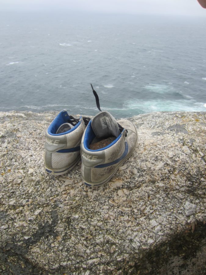 Las zapatillas Nike de Gus en Finisterre, la última etapa del Camino recorrido por la autora. (Cecilia Uribe)