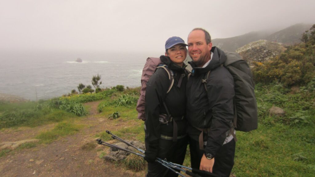 La autora y su esposo en Finisterre, sobre la costa atlántica de Galicia. El nombre de este lugar significa literalmente "el fin del mundo". (Cecilia Uribe)