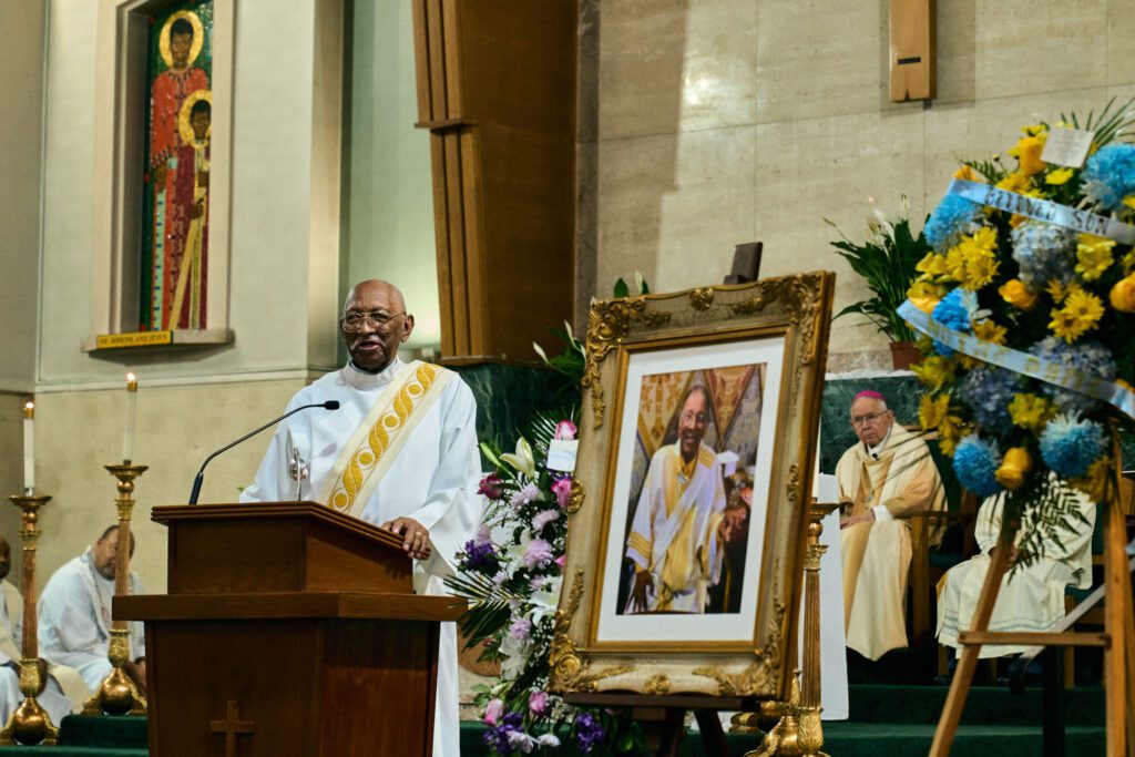 El diácono Peat Wilson habla durante la Misa de funeral de Alexander en la iglesia Holy Name of Jesus el 14 de agosto. Ambos fueron amigos durante décadas. (John Geronilla)