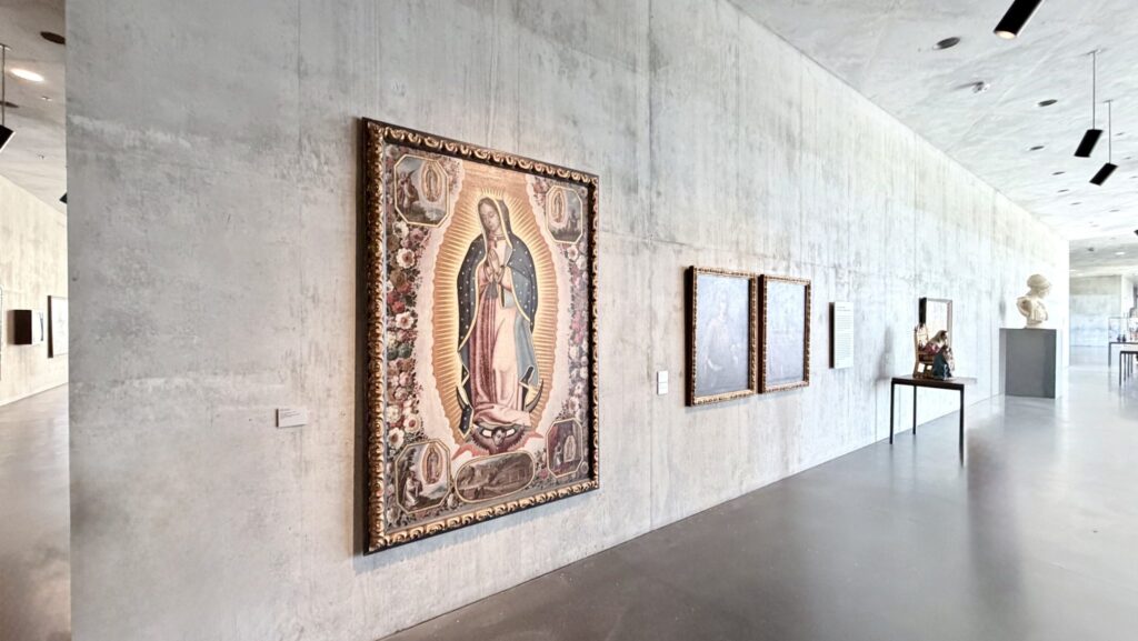 “Virgen de Guadalupe”, de Antonio de Arellano (1638-1714) y Manuel de Arellano (1662-1722), artistas mexicanos. La obra se exhibe en las nuevas Galerías David Geffen del Museo de Arte del Condado de Los Ángeles. (REDSPORK02/CC BY-SA 4.0 vía Wikimedia Commons)