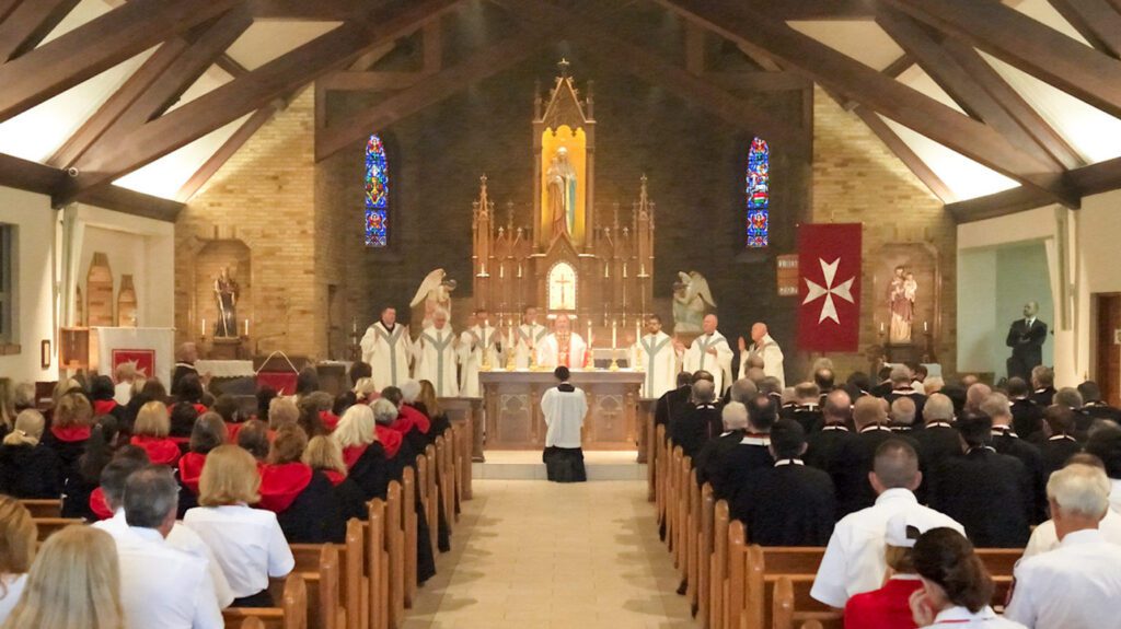 Miembros de la Soberana Orden de Malta participan en la misa durante la peregrinación anual de la organización, en agosto, al Santuario Nacional de Nuestra Señora de Champion, en Wisconsin. (Keith Farley)