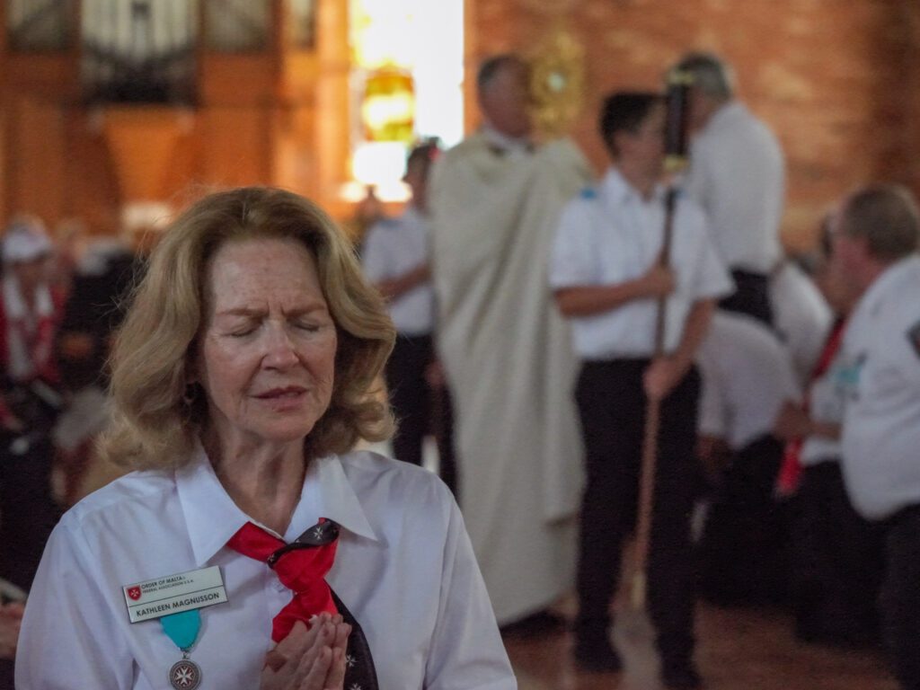 Una mujer reza en el oratorio subterráneo, ubicado debajo de la Capilla de las Apariciones, en el santuario de Champion. (Keith Farley)