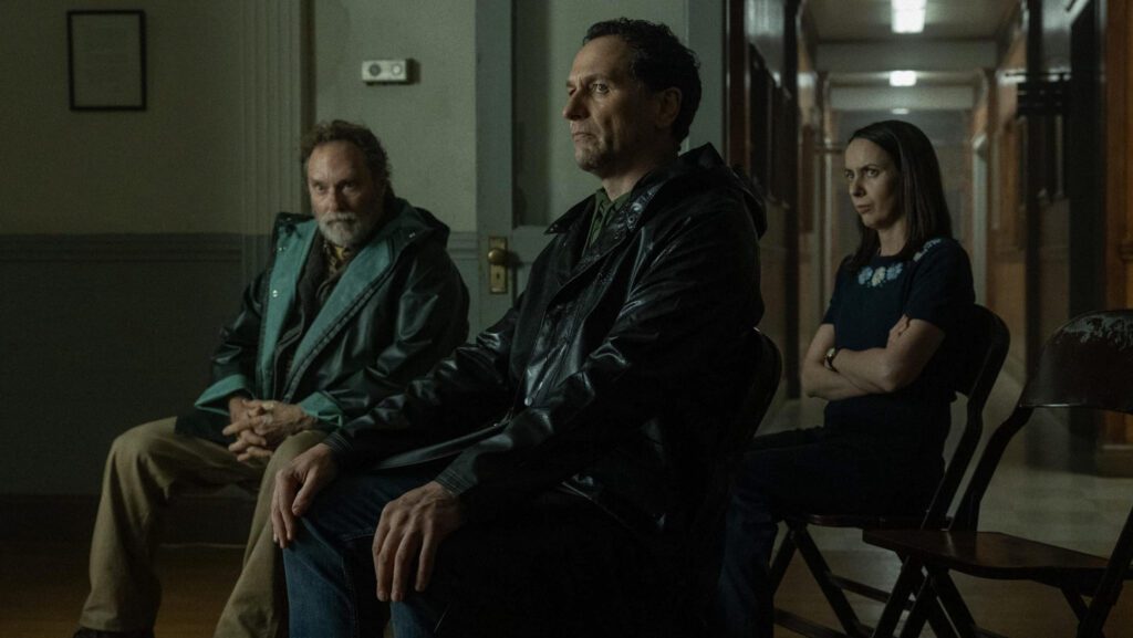Joseph Joyce es guionista y crítico independiente radicado en Sherman Oaks. Foto: Stephen Root, Matthew Rhys y Kate O’Flynn en una escena de “Widow’s Bay”, de Apple TV. (Apple TV vía IMDb)