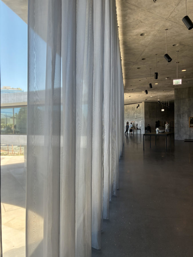 Las ventanas de piso a techo en el corredor perimetral de las Galerías David Geffen. (Heather King)