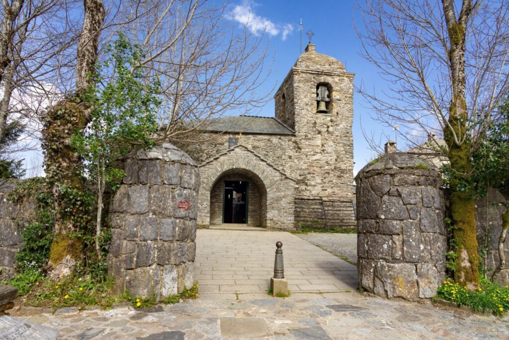 La iglesia de Santa María la Real, del siglo IX, en O Cebreiro, España. (Shutterstock)
