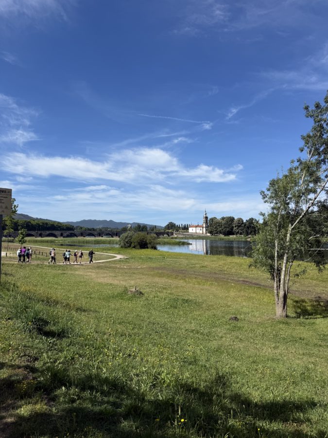 walking_magic-675x900 | Angelus en Español Vista del pueblo de Ponte de Lima, Portugal, en el Camino Portugués hacia Santiago de Compostela. (Heidi Johnson)
