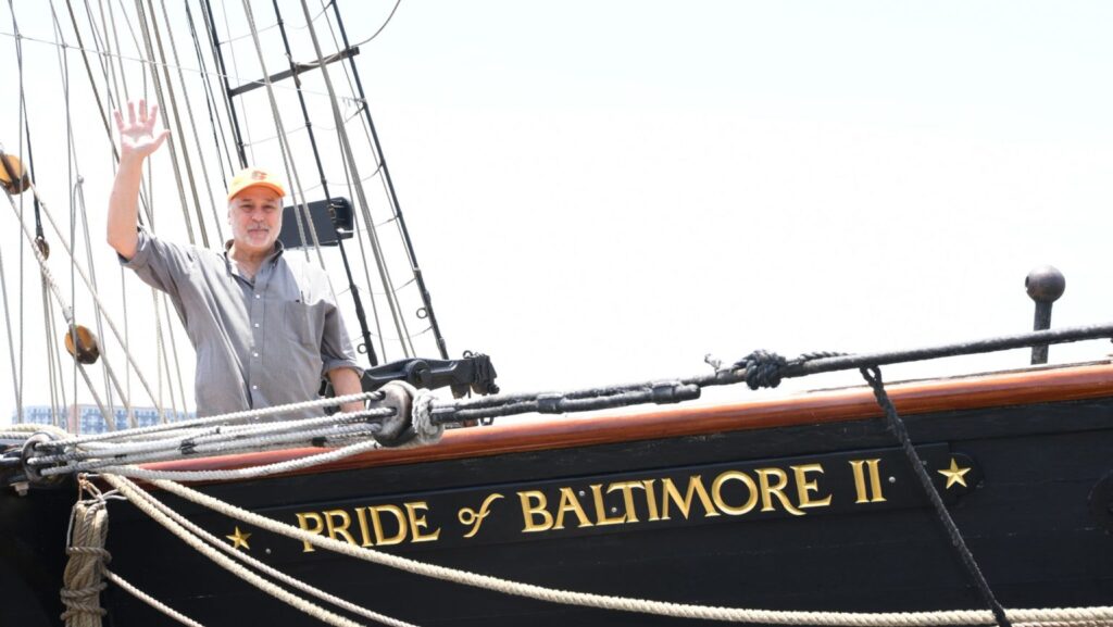 El autor a bordo del Pride of Baltimore II durante el viaje de Baltimore a Nueva York este verano. El barco es una réplica de una goleta de principios del siglo XIX. (Jim Burger)