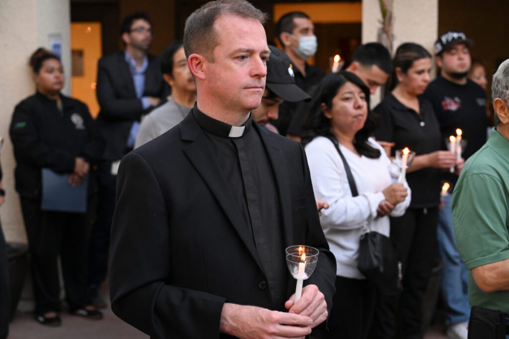 09182026-Candlelight-Vigil-0514-1536x1024 | Angelus en Español El padre Ethan Southard, párroco de la iglesia St. John Eudes, en Chatsworth, reza durante la vigilia a la luz de las velas del 17 de septiembre. (John McCoy)