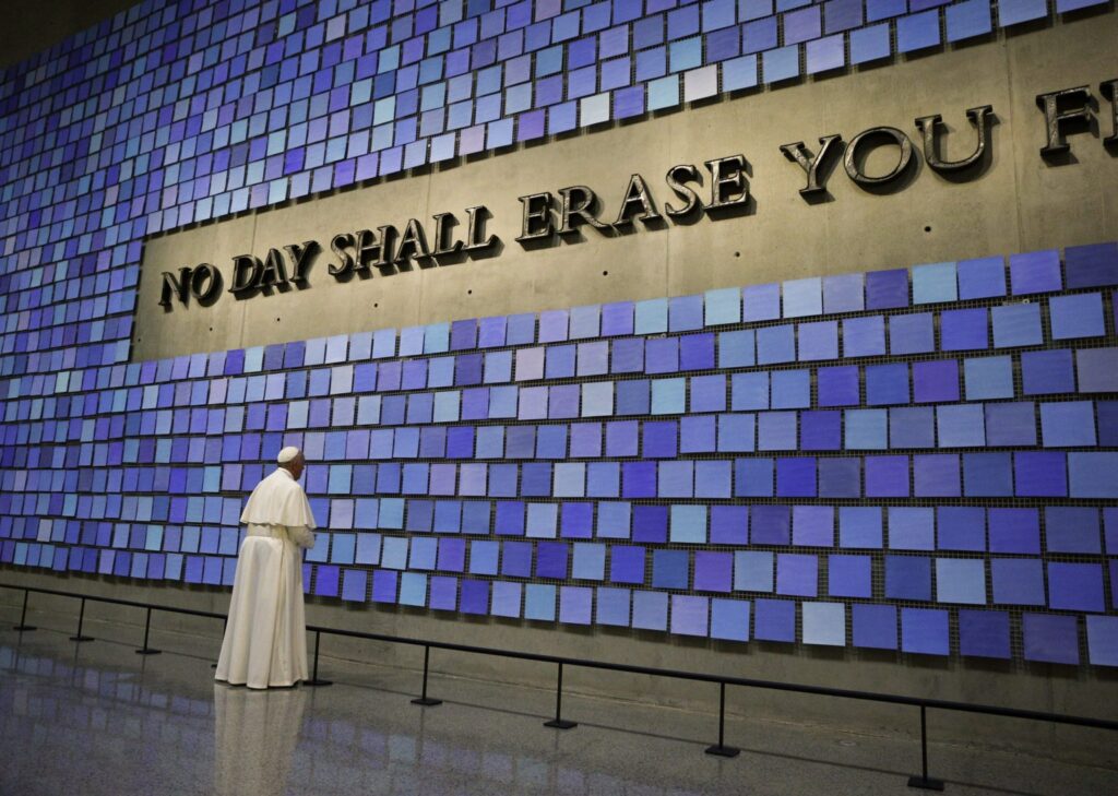 El papa Francisco hace una pausa frente a una exposición en el Museo y Memorial Nacional del 11 de septiembre, en Nueva York, el 25 de septiembre de 2015. La cita de Virgilio en la pared dice: “Ningún día te borrará de la memoria del tiempo”. (CNS/Paul Haring)