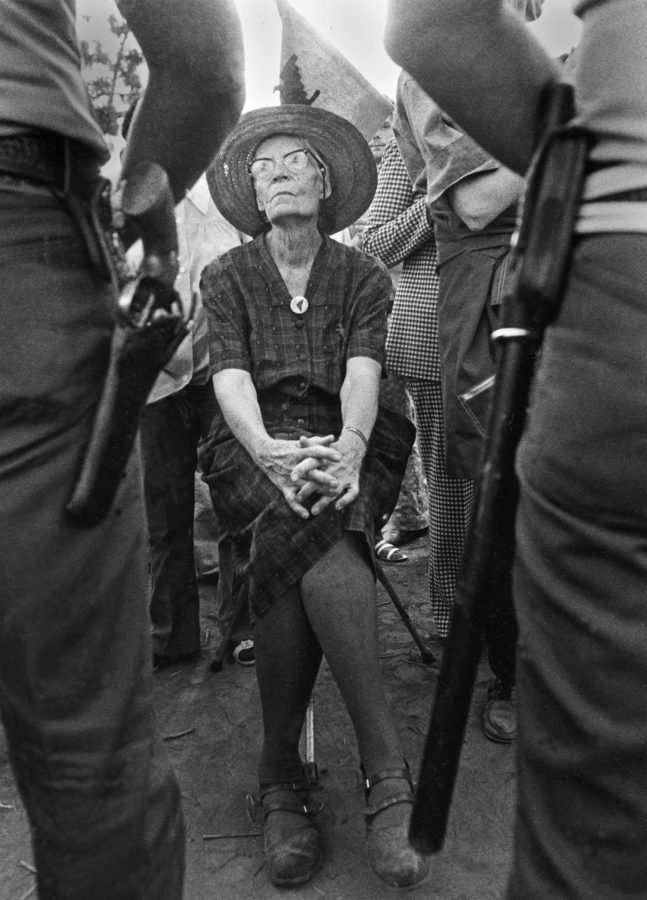 Esta es una imagen de la película “Revolution of the Heart: The Dorothy Day Story”, de Martin Doblmeier, que muestra a Day en sus últimos años, cuando la policía la enfrenta durante una protesta. (CNS/cortesía de Journey Films)