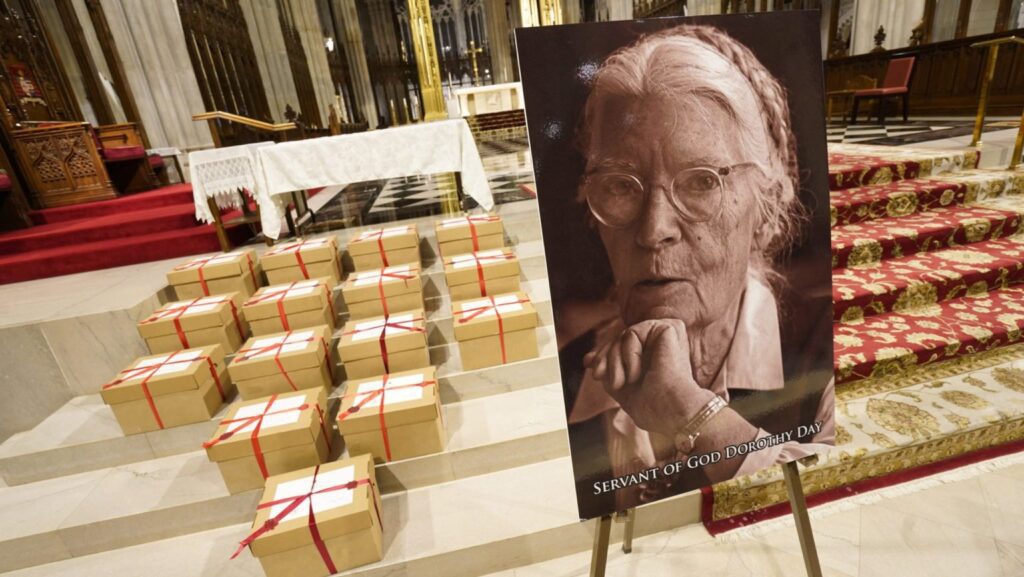 Cajas de archivo selladas que contienen documentos relacionados con la causa de canonización de Dorothy Day, en el santuario tras una Misa celebrada el 8 de diciembre de 2021, con motivo de la conclusión de la investigación de la Arquidiócesis de Nueva York sobre la candidatura de Day a la santidad, en la Catedral de San Patricio de Nueva York. Los documentos, que detallan las virtudes santas y heroicas de Day, serán examinados por el Dicasterio para las Causas de los Santos. (CNS/Gregory A. Shemitz)