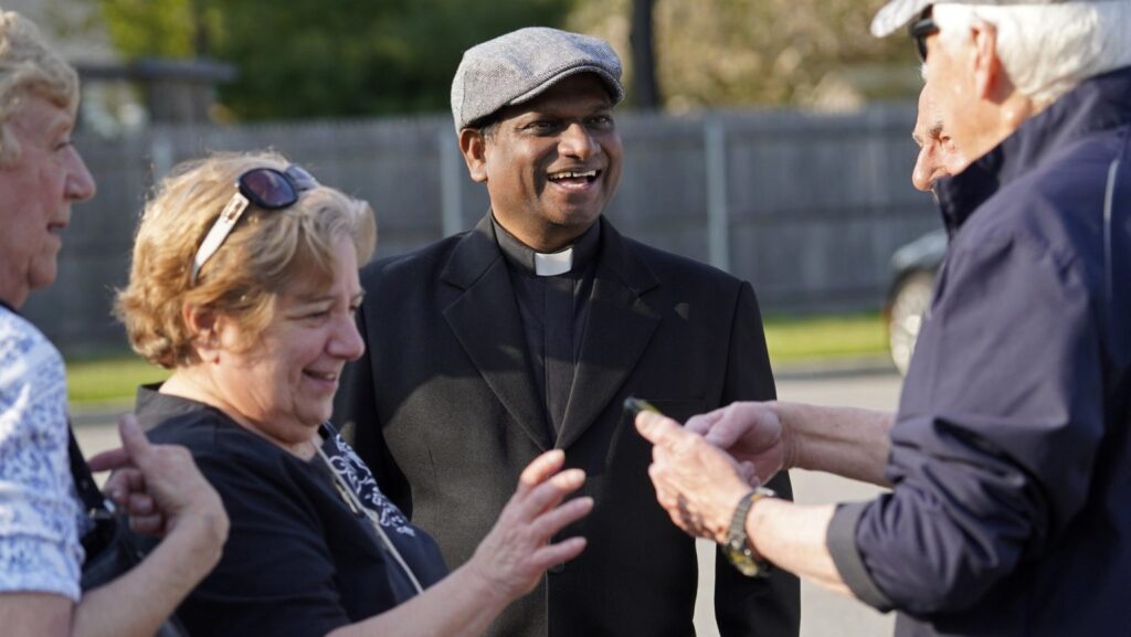 El padre Charles Gnanapragasam conversa con personas que acudieron a saludarlo después de un rosario de la campaña “Keep Our Priests” en la iglesia de Santa María, en East Islip, Nueva York, el 29 de abril de 2024. Más de 300 personas se reunieron para rezar por cambios en los procedimientos migratorios de Estados Unidos que den prioridad a las solicitudes de visas y tarjetas de residencia de trabajadores religiosos nacidos en otros países. (OSV News/Gregory A. Shemitz)