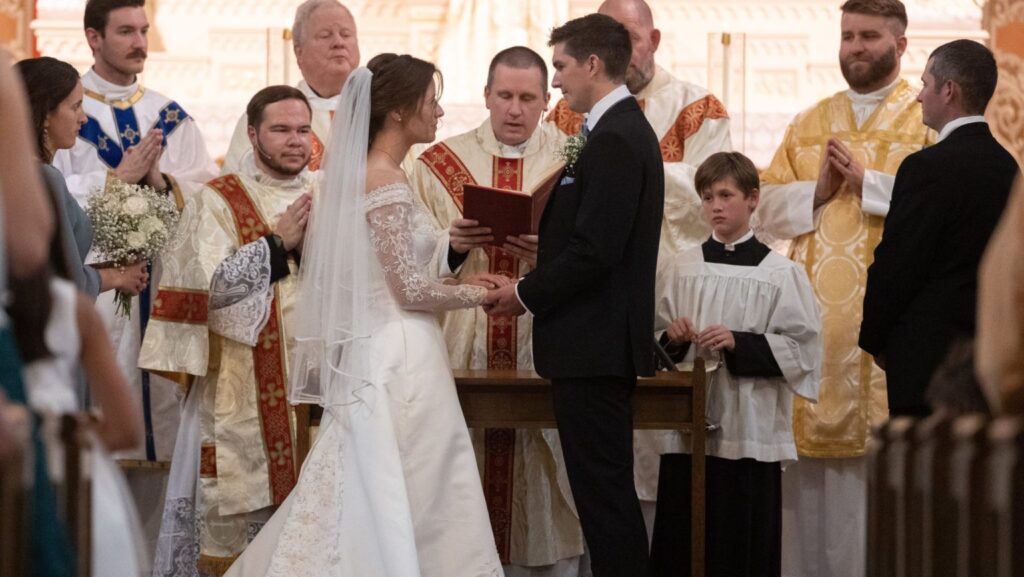 Una pareja intercambia sus votos matrimoniales en la iglesia de Santa María en Chatfield, Minnesota, el 14 de septiembre de 2024. (OSV News/Dave Hrbacek, The Catholic Spirit)