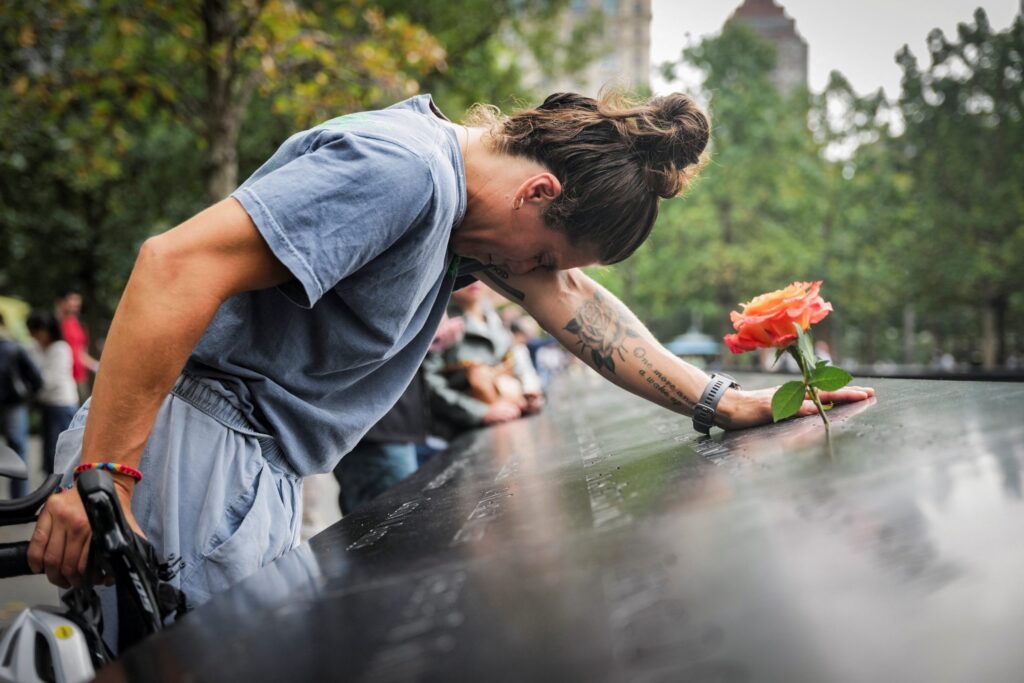 Elizabeth Adams contempla el monumento conmemorativo del 11-S en Manhattan, Nueva York, el 10 de septiembre de 2025, en vísperas del 24.º aniversario de los atentados de 2001 contra el World Trade Center. (OSV News/Jeenah Moon, Reuters)