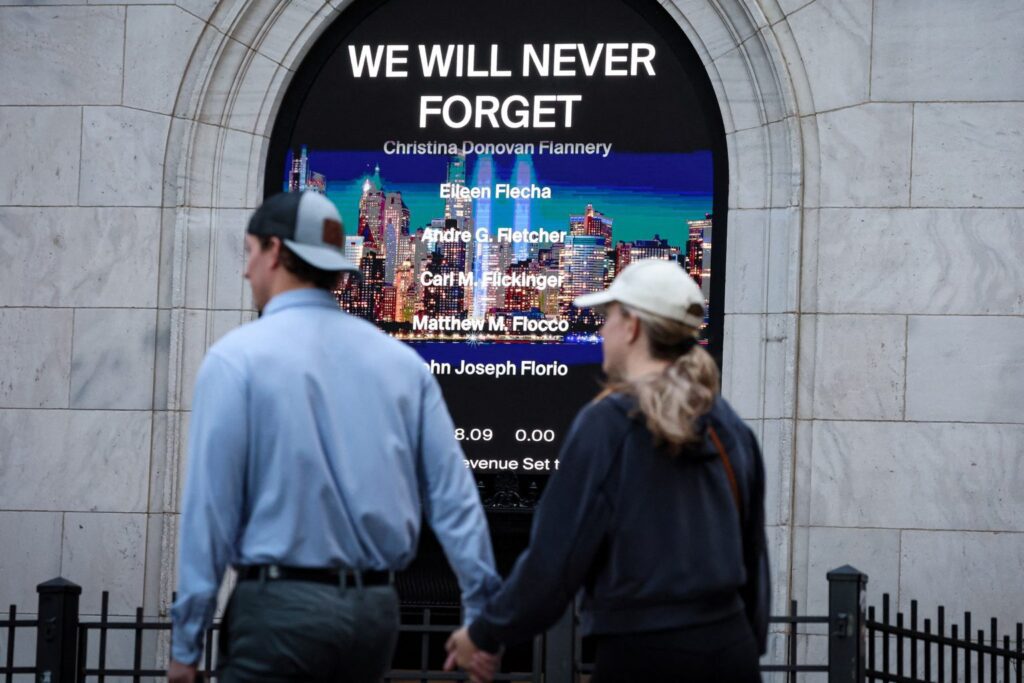 Los nombres de las víctimas aparecen en una pantalla de la Bolsa de Nueva York el 11 de septiembre de 2025, en el 24.º aniversario de los atentados terroristas del 11 de septiembre contra Estados Unidos. (OSV News/Brendan McDermid, Reuters)