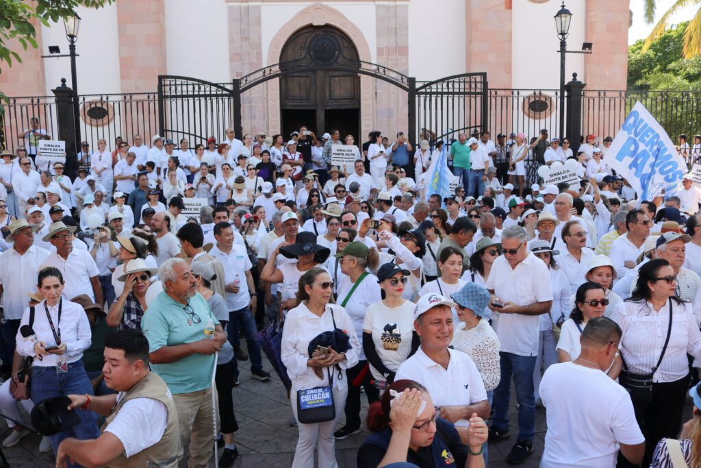 Personas participan en una marcha por la paz, denominada “Sinaloa, levántate”, en Culiacán, México, el 13 de septiembre de 2026, organizada por familiares de víctimas y grupos de la sociedad civil en medio de la violencia que continúa en la región. El padre Román de la Cruz Hernández, párroco de Santa Cruz en Huejutla de Reyes, fue asesinado el 15 de septiembre, en vísperas de las celebraciones por el Día de la Independencia de 2026. (Foto de OSV News/Jesús Bustamante, Reuters)