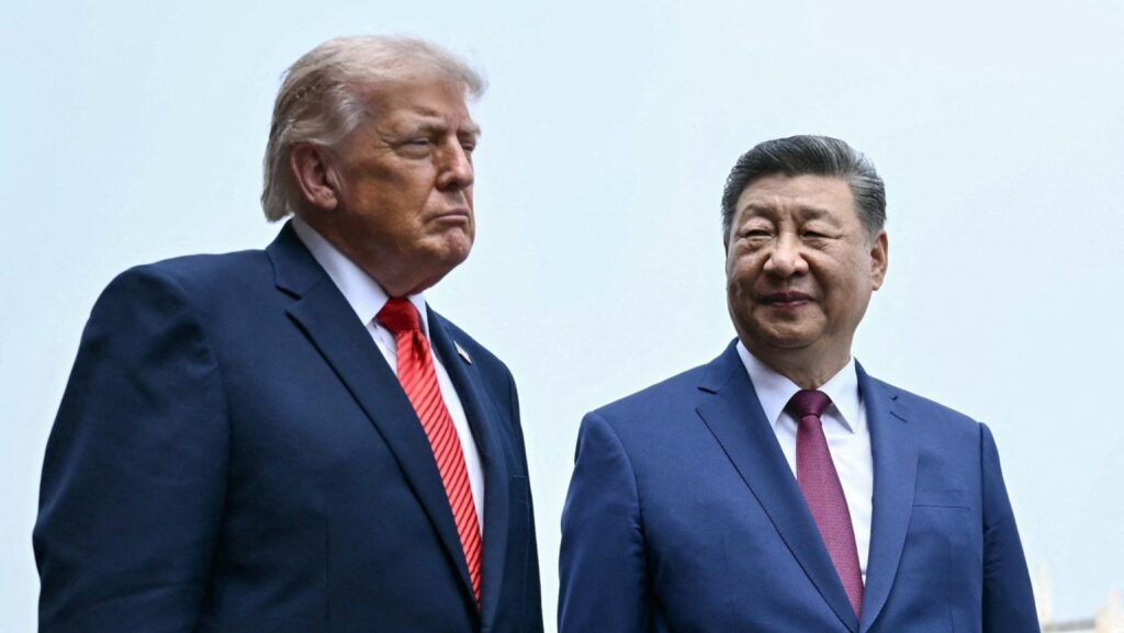 El presidente de Estados Unidos, Donald Trump, y el presidente de China, Xi Jinping, visitan el Templo del Cielo en Beijing el 14 de mayo de 2026. (Foto nueva de OSV/Brendan Smialowski, pool vía Reuters)