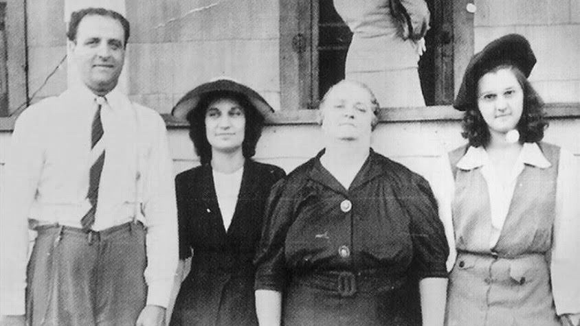 Rhoda Wise, declarada Sierva de Dios en 2017, aparece junto a Rita Antoinette Rizzo (derecha), quien más tarde sería conocida como madre Angélica, fundadora de EWTN, en esta fotografía sin fecha. Según relatos, alrededor de 1943, Rizzo, entonces adolescente, acudió a Wise en busca de alivio para unos fuertes dolores de estómago causados por una rara enfermedad. El dolor desapareció después de que siguiera las indicaciones de Wise y rezara una novena. (Foto de OSV News/cortesía de Rhoda Wise House and Grotto)