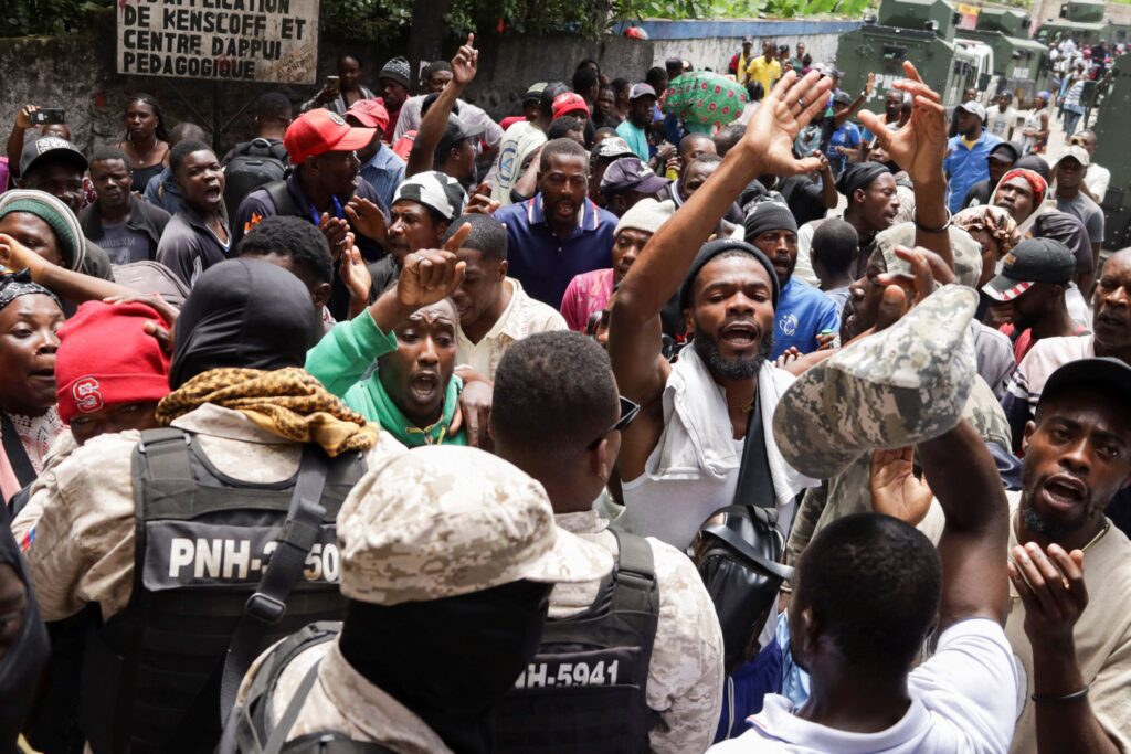 “Residentes protestan contra la inseguridad en Kenscoff, Haití, en las afueras de Port-au-Prince, el 24 de agosto de 2026, tras un mortal ataque nocturno perpetrado por una pandilla armada. Una poderosa coalición de pandillas atacó la noche del 23 de agosto una comunidad agrícola que hasta entonces era tranquila, enclavada en las colinas sobre la capital haitiana, dejando al menos 47 muertos y 50 personas secuestradas. (Foto de OSV News/Fildor Pq Egeder, Reuters)”