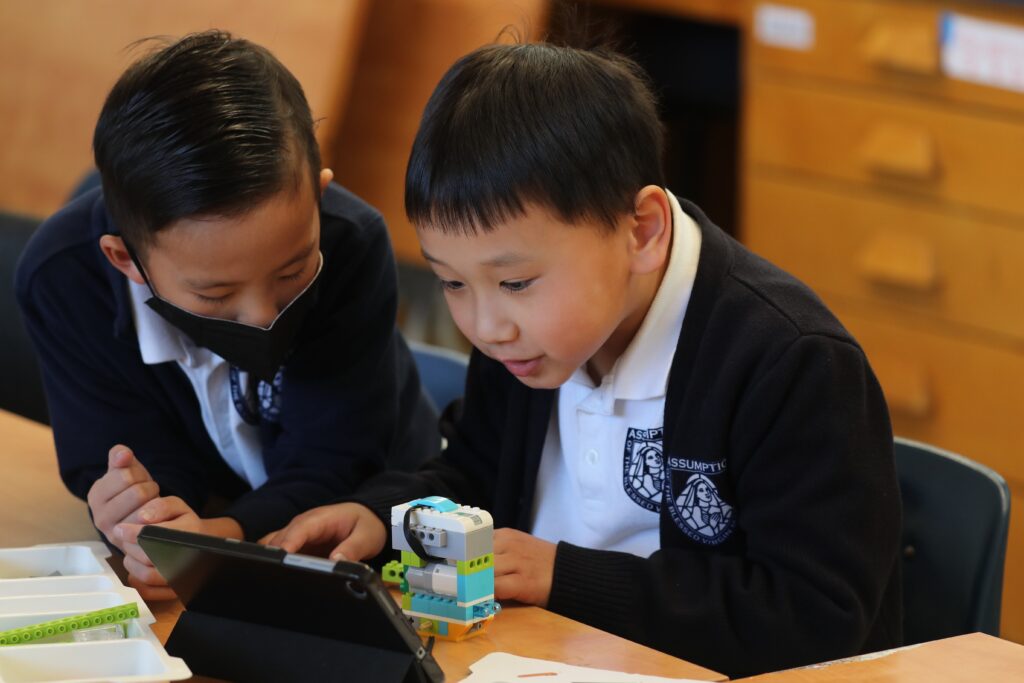 Los alumnos de primer grado Connor Nguyen y Jasper Zhao participan en un programa de ciencias, tecnología, ingeniería y matemáticas (STEM) en la escuela Assumption of the Virgin Mary, en Pasadena, California, el 15 de enero de 2025. Al comenzar un nuevo año escolar, educadores católicos explican cómo utilizan la IA y enfrentan sus desafíos. (Foto de OSV News/Bob Roller)