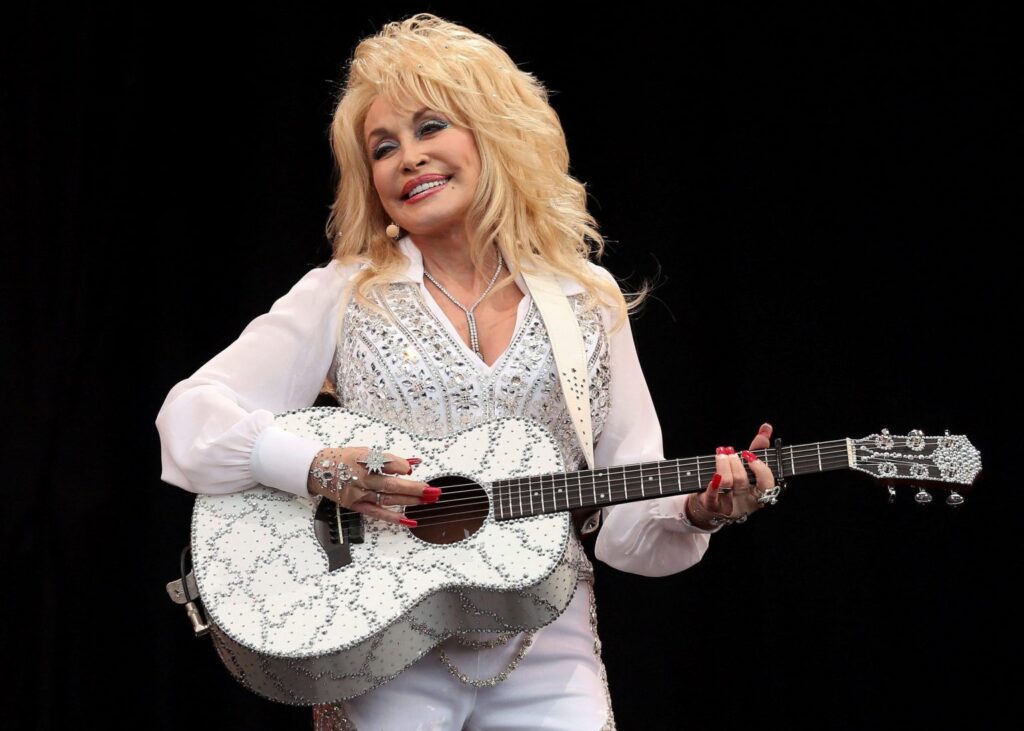 FILE COUNTRY MUSIC ICON DOLLY PARTON | Angelus en Español Dolly Parton se presenta en el Festival de Glastonbury en 2014. (OSV News/Cathal McNaughton, Reuters)