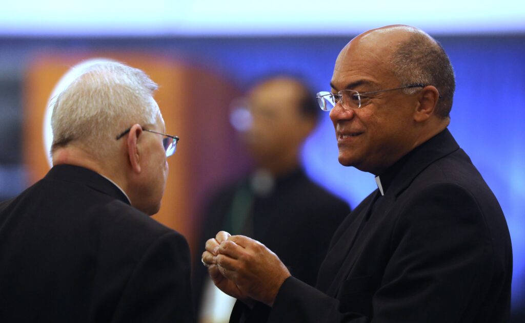 El arzobispo de Nueva Orleans, Gregory M. Aymond, y el arzobispo de Louisville, Kentucky, Shelton J. Fabre, conversan durante una pausa en una sesión de la asamblea general de otoño de la Conferencia de Obispos Católicos de Estados Unidos, el 15 de noviembre de 2023, en Baltimore. "Fomentemos una economía que valore la dignidad que Dios ha dado a cada persona", dijo el arzobispo Fabre, presidente del Comité de Justicia Nacional y Desarrollo Humano de la Conferencia de Obispos Católicos de Estados Unidos, en un comunicado publicado antes del Día del Trabajo, el 7 de septiembre de 2026. (Foto de OSV News/Bob Roller)