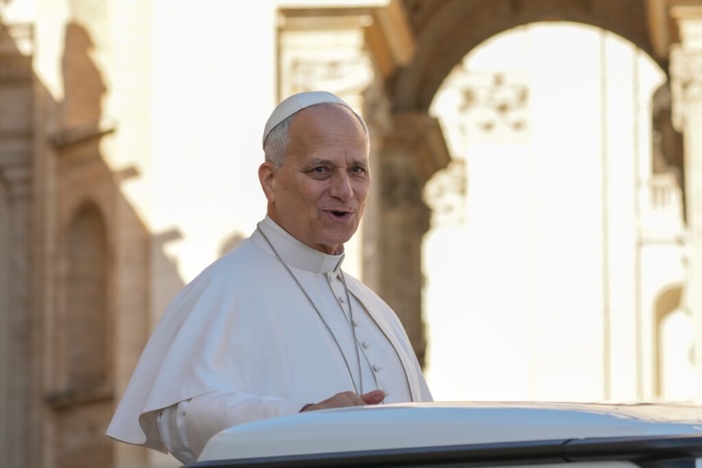 El Papa León XIV saluda a visitantes y peregrinos desde el papamóvil mientras recorre la Plaza de San Pedro, en el Vaticano, antes de su audiencia general semanal, celebrada el 2 de septiembre de 2026. (Foto CNS/Lola Gomez)