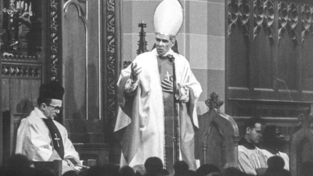 El entonces obispo Fulton J. Sheen habla en el interior de la Catedral del Sagrado Corazón de Rochester, Nueva York, el día de su instalación como sexto obispo de Rochester, el 15 de diciembre de 1966. (Foto de OSV News/cortesía de los Archivos de la Diócesis de Rochester)