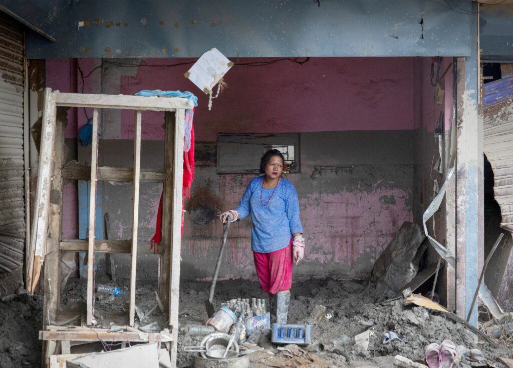 Una mujer sostiene una pala mientras se encuentra dentro de su tienda dañada en Devighat, en la región de Nuwakot, Nepal, el 4 de septiembre de 2026, una semana después de las mortales inundaciones repentinas y deslizamientos de tierra. Equipos de rescate con perros de búsqueda continuaban rastreando entre el lodo, las rocas y los escombros en la frontera entre Nepal y China en busca de miles de personas desaparecidas de comunidades del Himalaya, tras una catástrofe que dejó al menos 1.114 muertos. (Foto de OSV News/Adnan Abidi, Reuters)