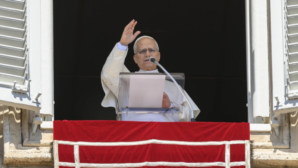 El papa León XIV dirige la oración del Ángelus en la Plaza de San Pedro el 6 de septiembre de 2026. (Foto de OSV News/Elisabetta Trevisan, Vatican Media)