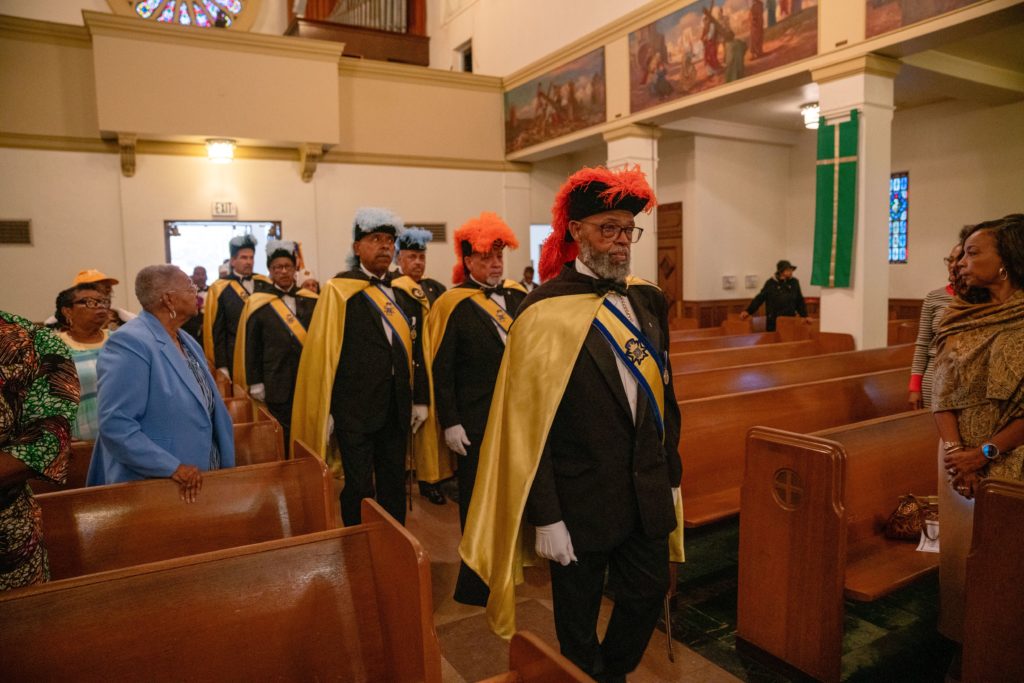 Caballeros de cuarto grado de Peter Claver de Los Ángeles encabezan la guardia de honor durante la Misa de Acción de Gracias por la elección de Warner, celebrada el 6 de septiembre en la Iglesia de la Transfiguración. (John Rueda)