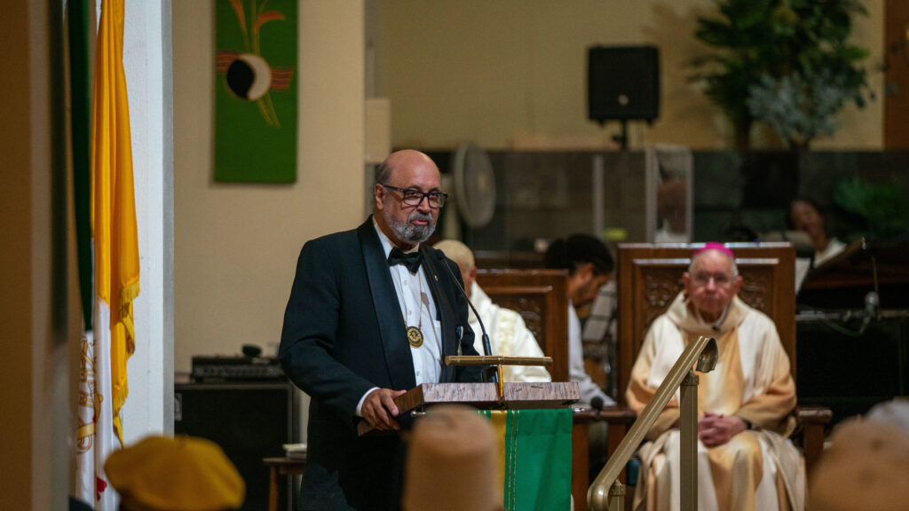 Greg Warner Sr. habla durante la Misa de Acción de Gracias celebrada el 6 de septiembre de 2026 en la Iglesia de la Transfiguración, en Los Ángeles, por su elección como Supremo Navegante de los Caballeros de Peter Claver. (John Rueda)