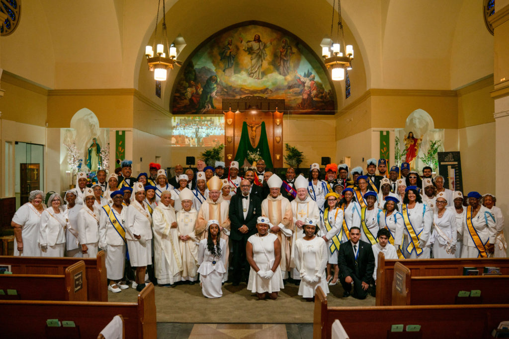 Los Caballeros y miembros de la Auxiliar de Damas de Peter Claver posan junto a obispos y sacerdotes después de la Misa de Acción de Gracias por la elección de Warner, celebrada el 6 de septiembre de 2026 en la Iglesia de la Transfiguración, en Los Ángeles. (John Rueda)
