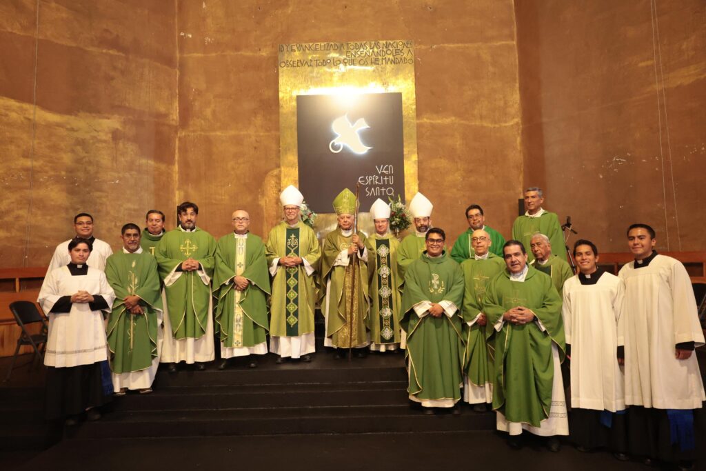 Prelados de México, Estados Unidos y Canadá, junto con sacerdotes, sonríen el día de la Misa solemne de apertura del Encuentro Fraterno de las Conferencias Episcopales de Norteamérica, que tuvo lugar el 30 de agosto de 2026 en la Catedral de Cuernavaca, estado de Morelos, México. Este encuentro de los obispos delegados de las conferencias episcopales se llevo a cabo desde el 30 de agosto hasta el 4 de septiembre donde los representantes de las tres naciones compartieron sus realidades, se escucharon mutuamente y discernieron "caminos de colaboración para la misión de la Iglesia en Norteamérica". (Foto OSV News/cortesía de la Conferencia del Episcopado Mexicano)