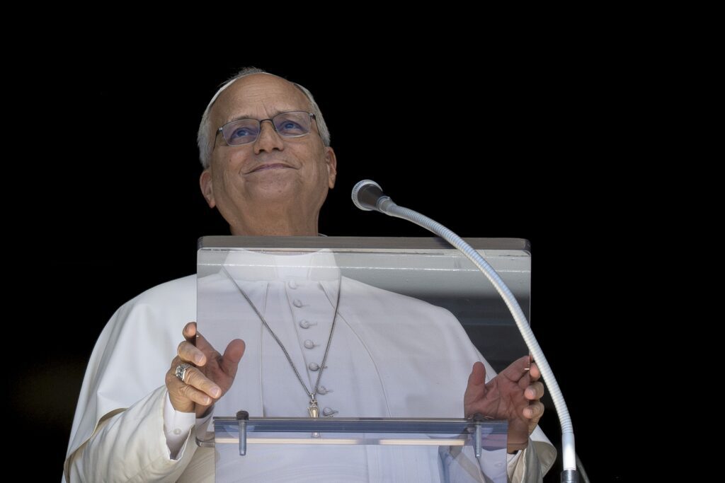 El Papa León XIV mira a la multitud tras el rezo del Ángelus en la Plaza de San Pedro, en el Vaticano, el 13 de septiembre de 2026. El Papa León conmemoró el 25.º aniversario de los ataques terroristas del 11 de Septiembre (S-11) en su discurso, orando por "quienes continúan llevando consigo las heridas de aquel trágico día". (Foto de OSV News/Matteo Pernaselci, Vatican Media)