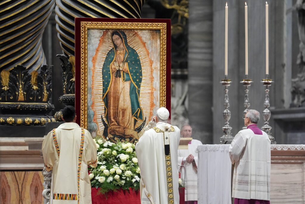 El papa León XIV inciensa una imagen de Nuestra Señora de Guadalupe durante la Misa por su fiesta en la Basílica de San Pedro, en el Vaticano, el 12 de diciembre de 2025. En un comunicado publicado el 9 de septiembre de 2026, la Arquidiócesis de Ciudad de México anunció que el Papa ha declarado un Año Jubilar para conmemorar el 50.º aniversario de la dedicación de la Basílica de Nuestra Señora de Guadalupe. (Foto CNS/Lola Gomez)
