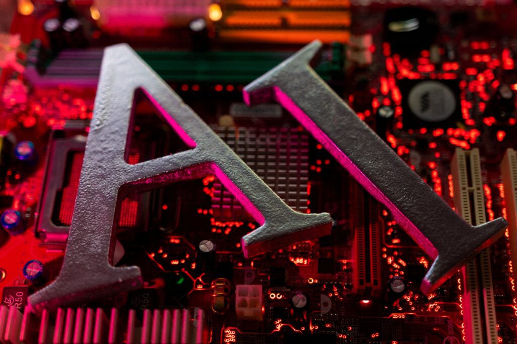 Las letras “AI” (por “inteligencia artificial”) aparecen sobre la placa base de una computadora en esta ilustración tomada el 23 de junio de 2023. La Conferencia de Obispos Católicos de Estados Unidos anunció el 16 de septiembre de 2026 la creación de un grupo de trabajo sobre inteligencia artificial, tras reunirse con líderes del sector tecnológico de la IA y dialogar personalmente con legisladores en el Capitolio. (Foto de OSV News/Dado Ruvic, Reuters)
