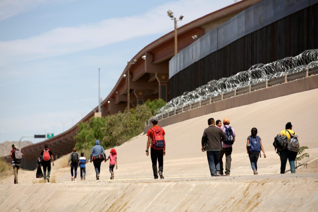 Migrantes caminan tras cruzar el río Bravo en la frontera entre Ciudad Juárez, México, y El Paso, Texas, Estados Unidos, en una imagen tomada desde Ciudad Juárez el 9 de mayo de 2019. En un comunicado con motivo de la Semana Nacional de la Migración, del 21 al 27 de septiembre de 2026, el obispo Brendan J. Cahill, presidente del Comité de Migración de la Conferencia de Obispos Católicos de Estados Unidos, instó a funcionarios y legisladores estadounidenses a adoptar políticas que defiendan la «dignidad humana otorgada por Dios» de los migrantes y eviten la separación de las familias. (Foto de OSV News/Jose Luis Gonzalez, Reuters)