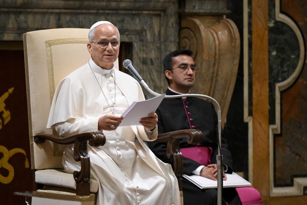 El Papa León XIV habla durante una audiencia privada con seminaristas en el Vaticano el 3 de septiembre de 2026. En una carta fechada el 8 de septiembre (que fue publicada el 19 de septiembre), el Papa León recordó a los obispos latinoamericanos que los verdaderos pastores salen al encuentro de su rebaño y cuidan de sus fieles personalmente. (Foto OSV News/Elisabetta Trevisan, Vatican Media)