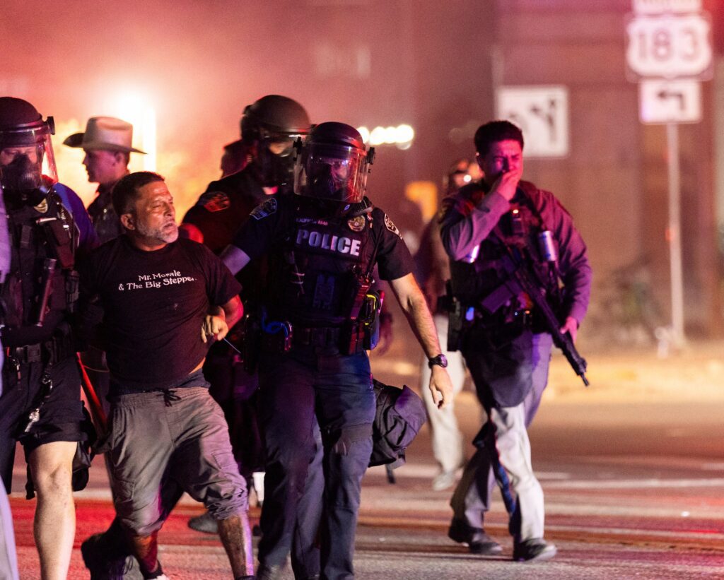 La policía detiene a un manifestante en Austin, Texas, el 20 de septiembre de 2026, después de emitir órdenes de dispersión en el lugar donde funcionarios de la ciudad informaron que un agente del Servicio de Inmigración y Control de Aduanas (ICE) había participado en un tiroteo ese mismo día. El obispo Daniel E. Garcia, de Austin, se pronunció ese día contra el tiroteo en el que estuvo involucrado el agente de ICE y afirmó que «la gente vive aterrorizada y con miedo». (Foto de OSV News/Nuri Vallbona, Reuters)