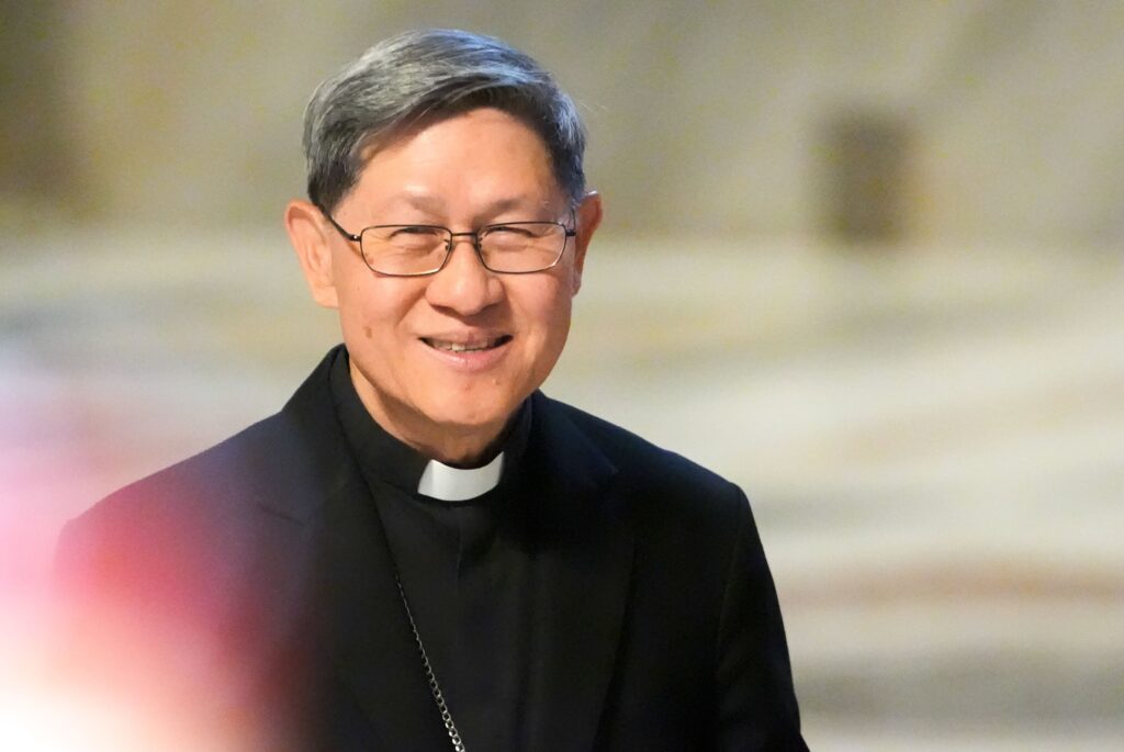 El cardenal Luis Antonio Tagle, proprefecto del Dicasterio para la Evangelización, llega para participar en la Misa final de los nueve días de luto oficial por el papa Francisco, en la Basílica de San Pedro, en el Vaticano, el 4 de mayo de 2025. (Foto CNS/Lola Gomez)