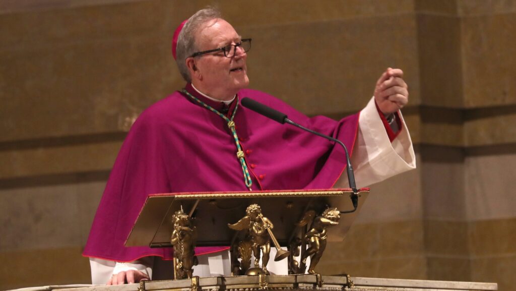 El obispo Robert E. Barron, de Winona-Rochester, Minnesota, pronuncia la homilía durante las vísperas en honor del venerable Fulton J. Sheen, el 23 de septiembre de 2026, en la Catedral Basílica de San Luis, en la víspera de su beatificación. El arzobispo Sheen es recordado como uno de los evangelizadores más influyentes e innovadores de la historia de Estados Unidos. (Foto de OSV News/Bob Roller)